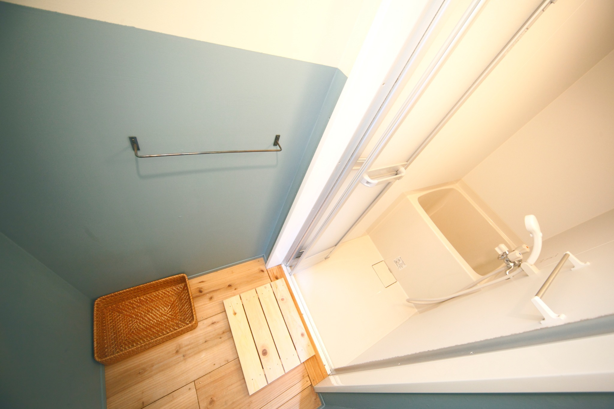 バスタブ、シャワー、脱衣所