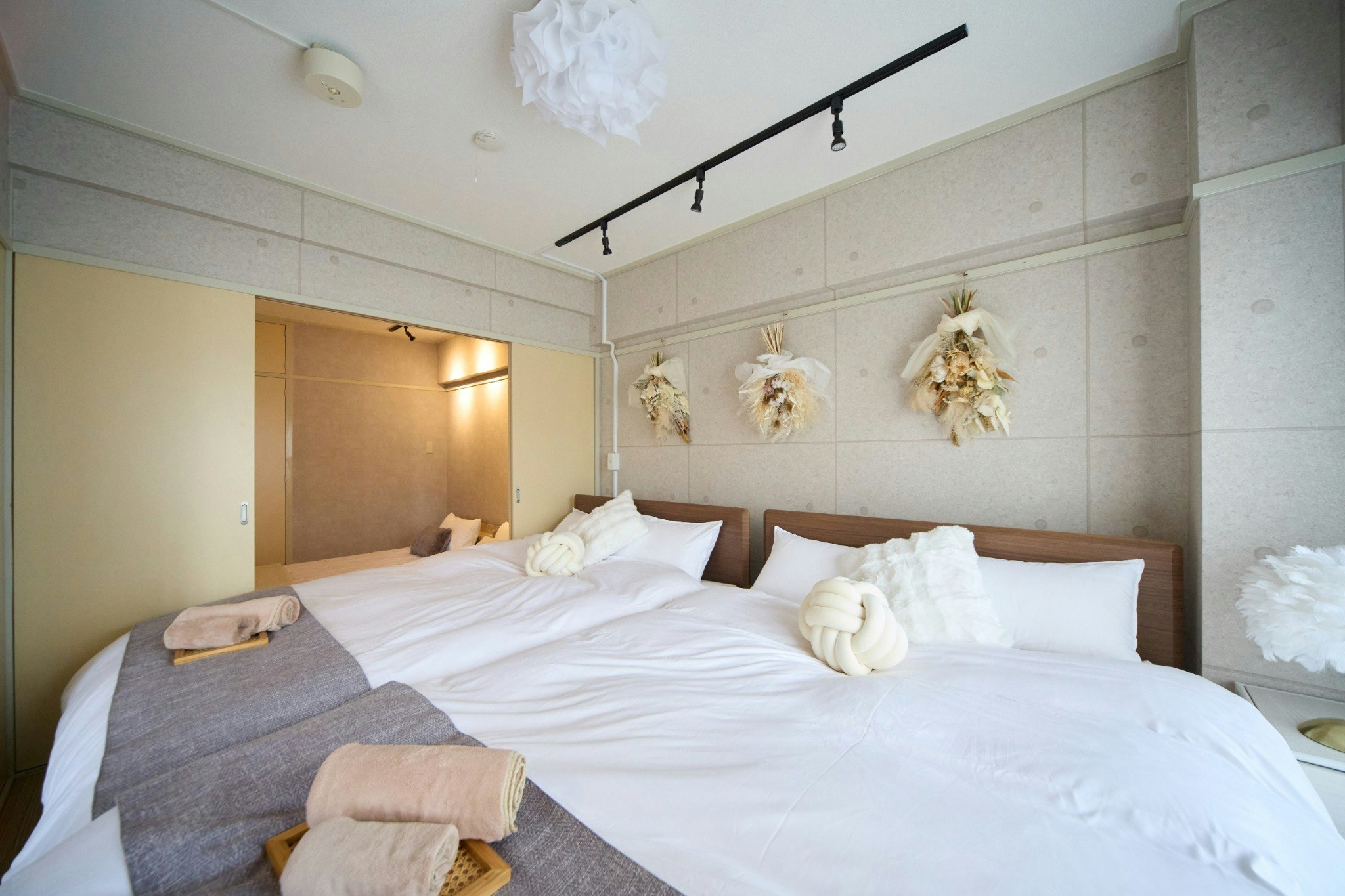 【最大8名】48m2 2LDK | ベッド5台 | 駅3分/ ジブリパークまで車で30分