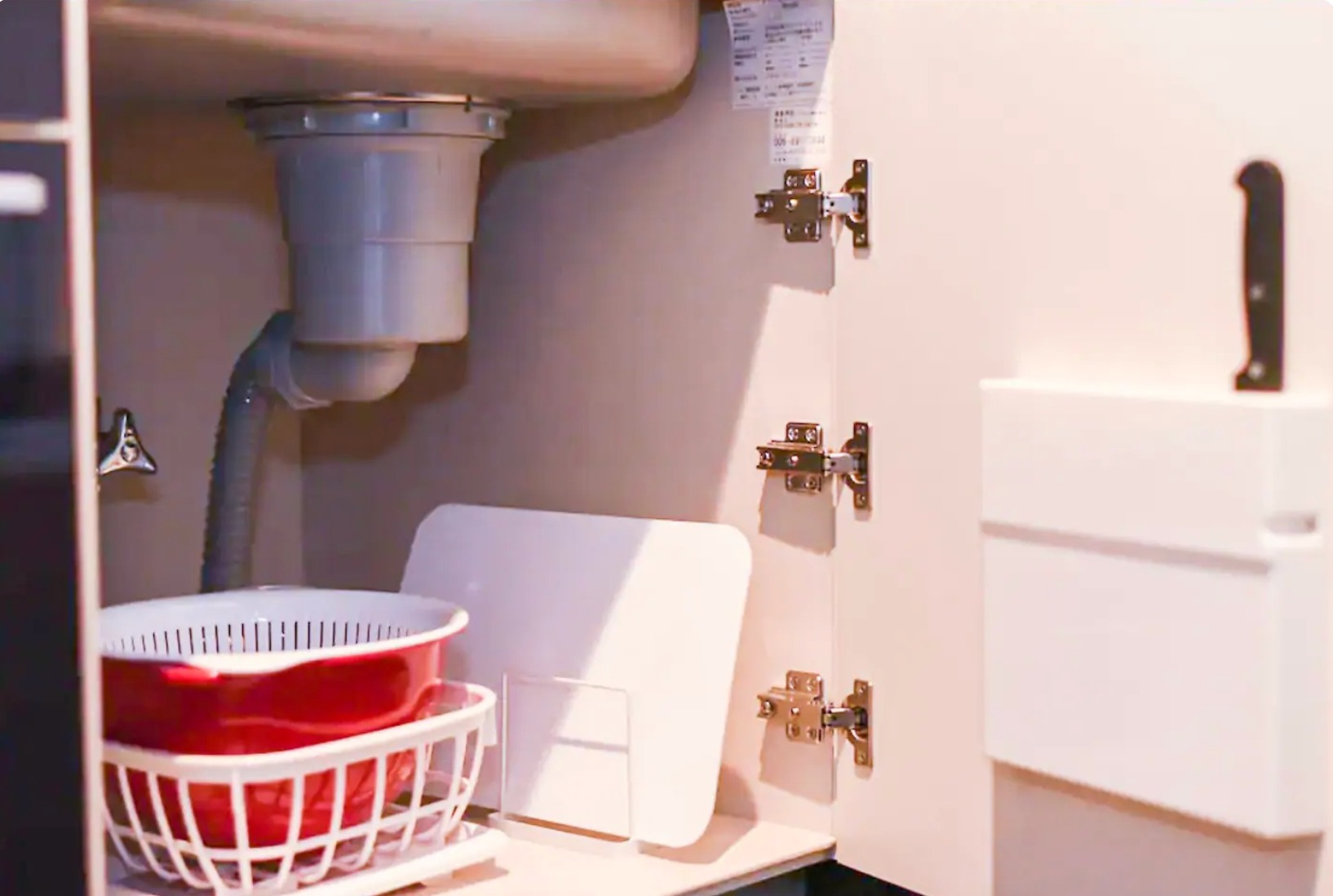 包丁やざるなどはシンクの下にあります