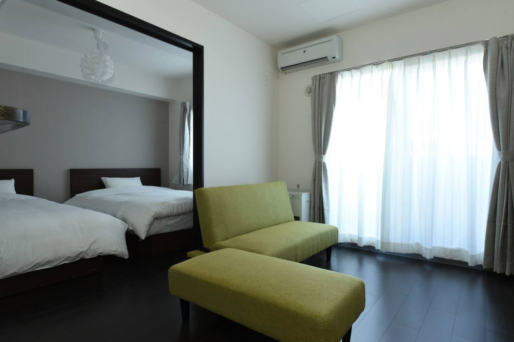 ソファは広げるとベッドになります