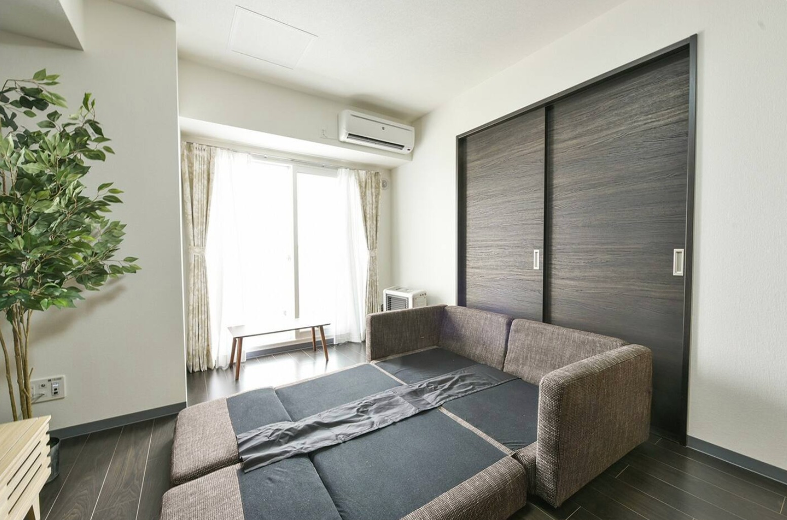 ソファは広げるとベッドになります