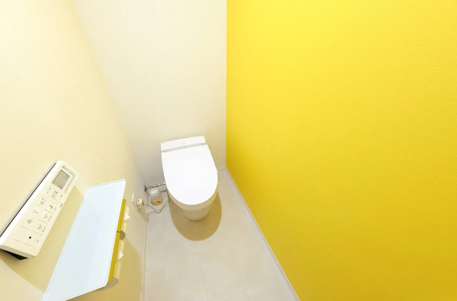 眩しい黄色のトイレ