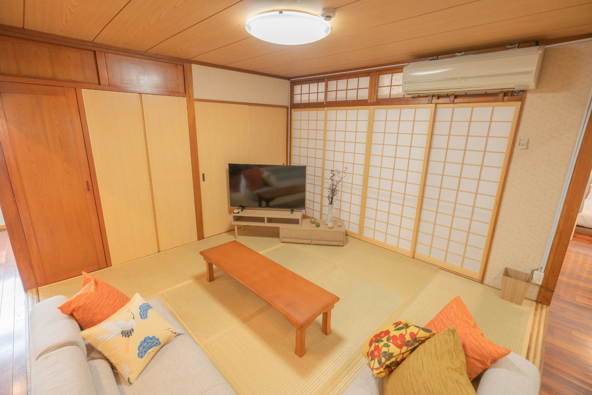 【24Hスーパー目の前】人気観光地までアクセス抜群!最大17名様宿泊OKの広々空間★Free 