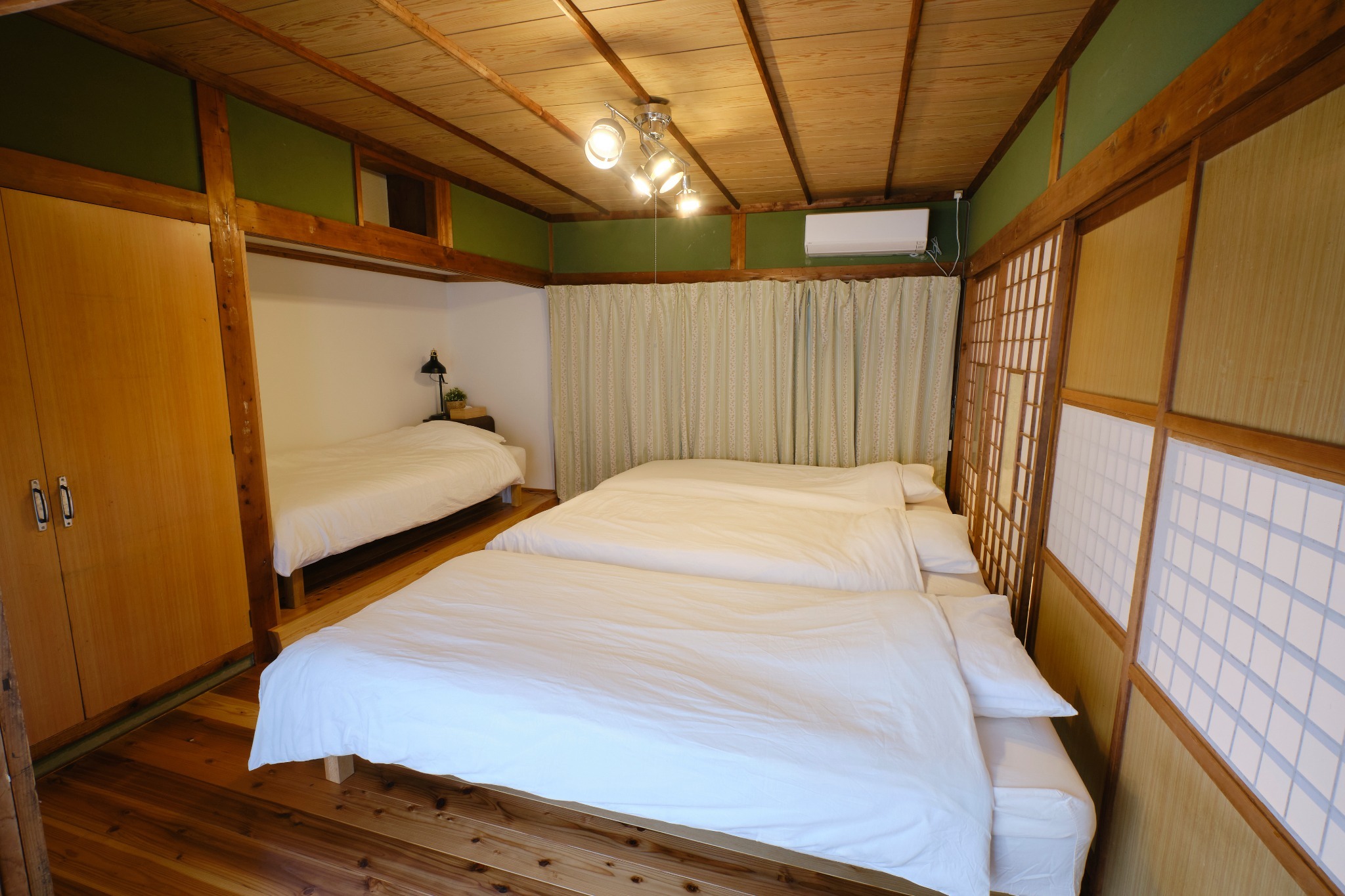here are 4 single bed in the bedroom. When 5 or 6 people come, please use the living room. ベッドルームにはシングルベッドが4台あります。 56名でお越しの際は、リビングをご利用ください。