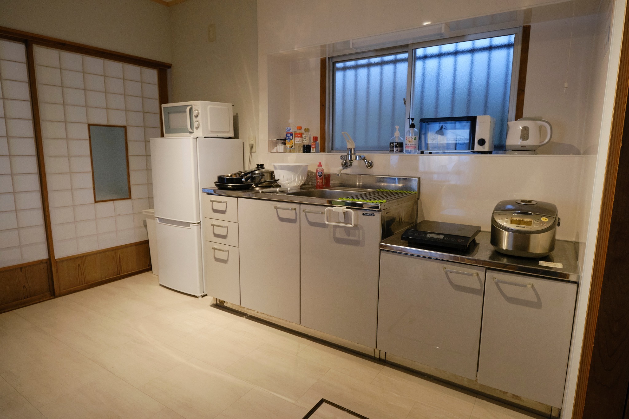 There is a microwave, a refrigerator, a toaster oven and an IH stove in house. 電子レンジ、冷蔵庫、オーブントースターとIHコンロがあります。