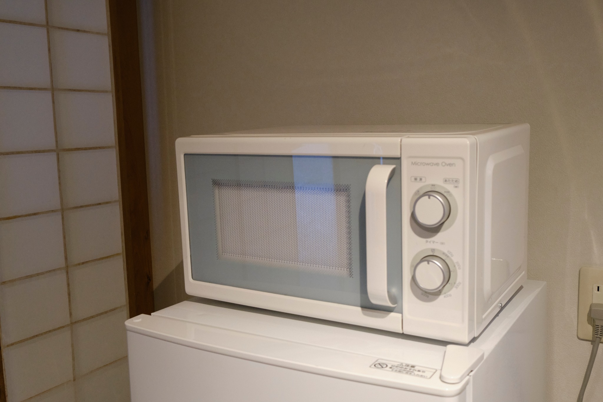 There is a microwave, a refrigerator, a toaster oven and an IH stove in house. 電子レンジ、冷蔵庫、オーブントースターとIHコンロがあります。