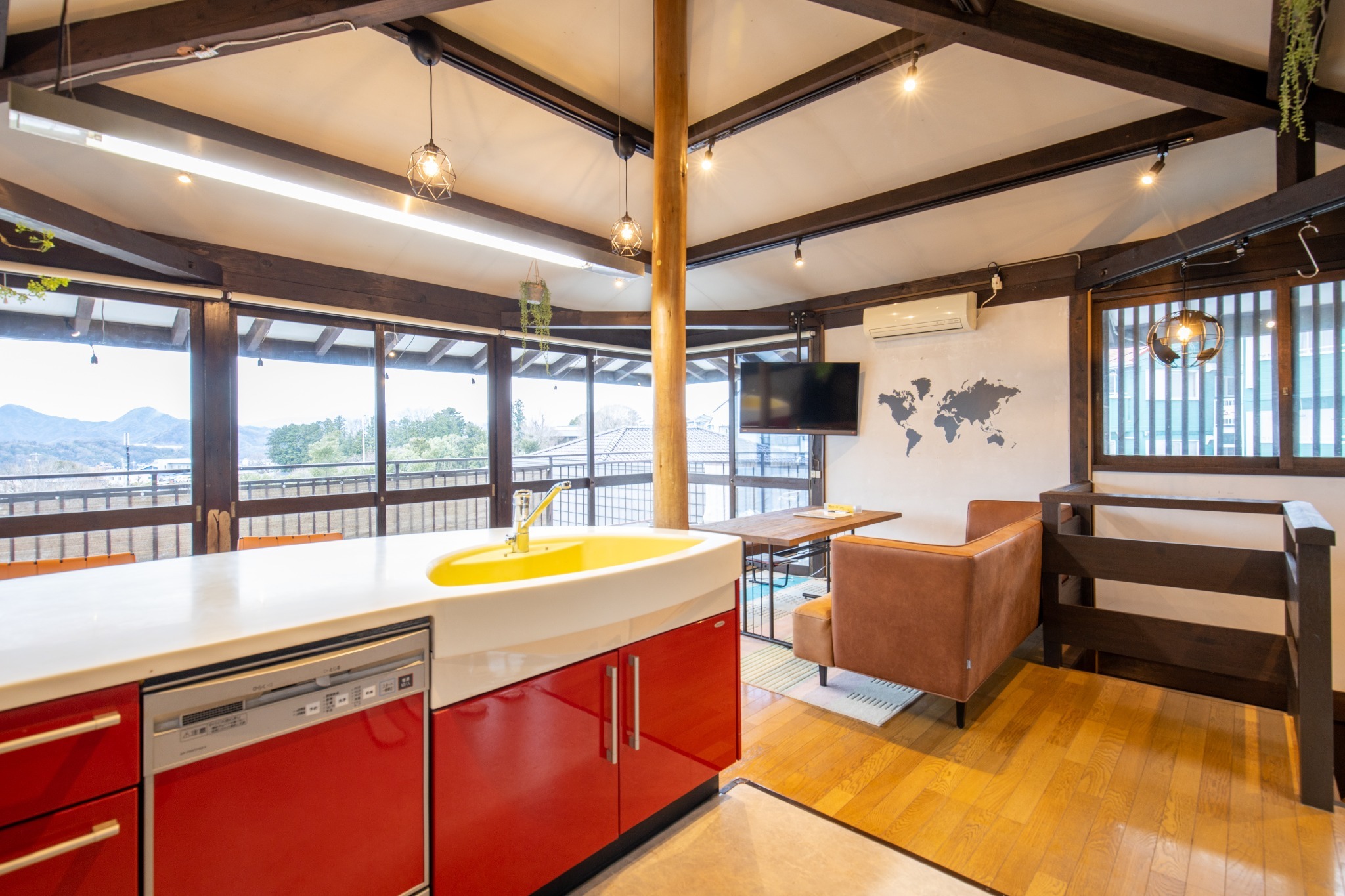 伊豆Ricca1 玄関からのリビング&キッチン   Izu Ricca 1 Living and kitchen from the entrance