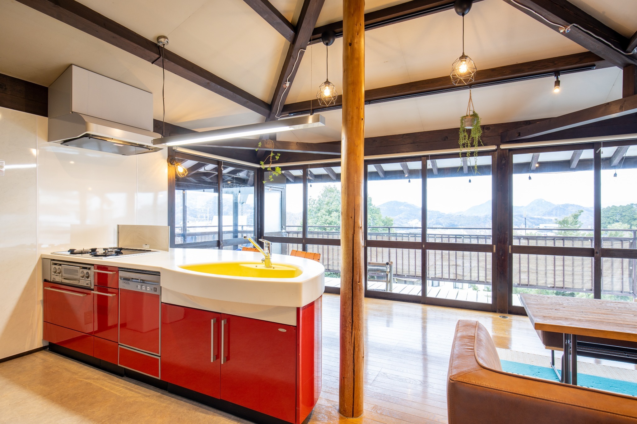 伊豆Ricca1 玄関からのリビング&キッチン   Izu Ricca 1 Living and kitchen from the entrance