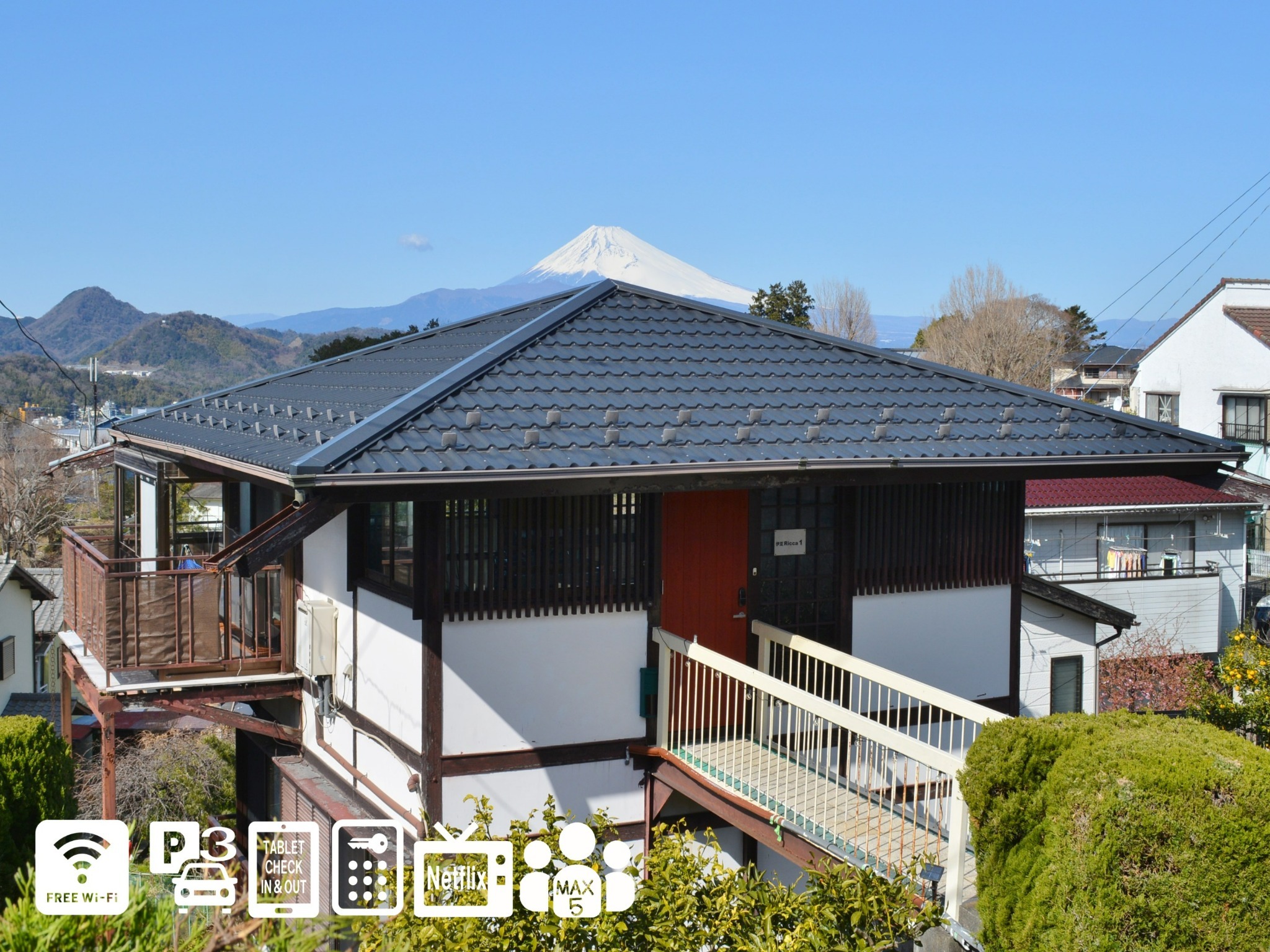 ・雄大な富士山をバックに建つ伊豆Ricca。最大で5名様までご宿泊いただけます