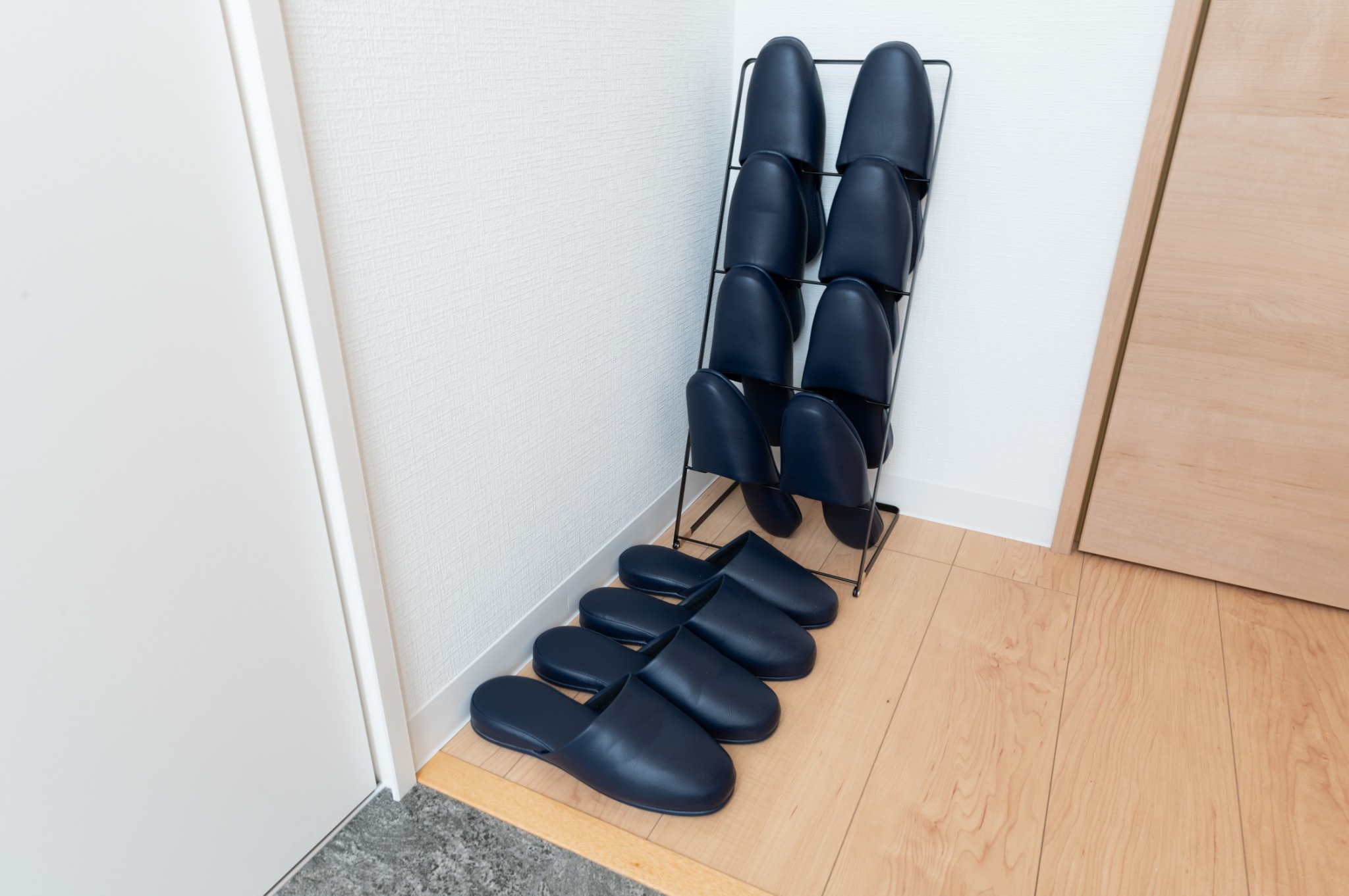 人数分のスリッパをご用意しております☆ アイロンあり☆